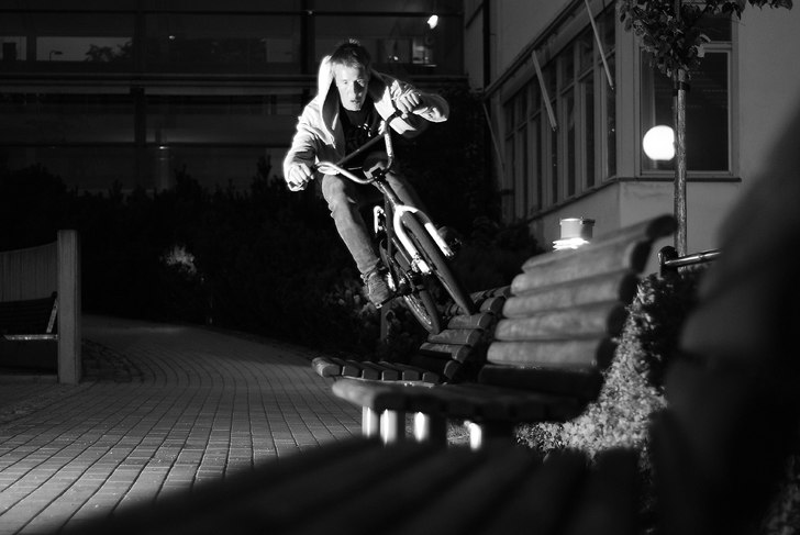 Henrik åker Wallride på en parkbänk i Gävle.. Foto: Simon Lindberg. Åkare: Henrik Westlund.