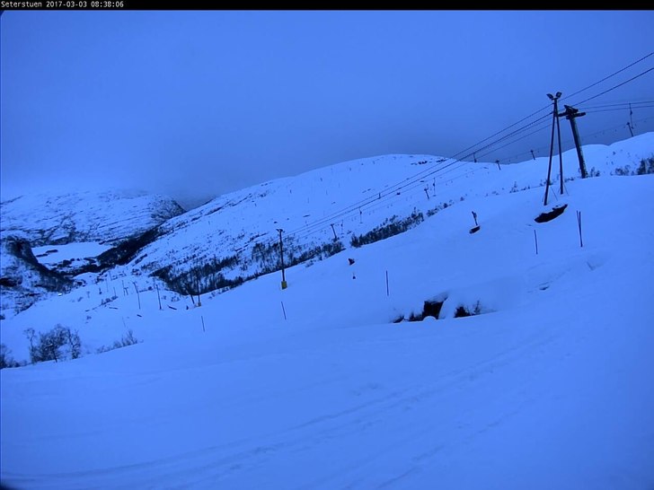 Minst 15 cm tørr nysnø...
Nå er det -1 grad, le.