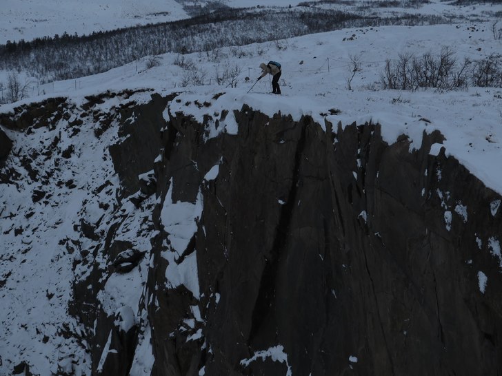 Närsynt okänd skidlöpare vid östra kanten av g. Foto: tryggve tirén.