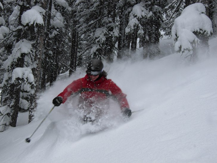 Första av många härliga pudersvängarna i Tellu. Foto: Staffan Björklund. Åkare: Catharina Rydberg.