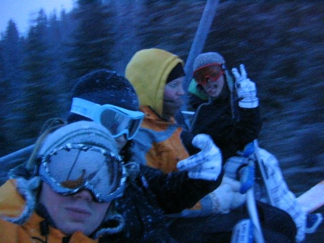 På väg upp i wm6:an en snöig dag!. Foto: Niklas Sandell. Åkare: Niklas Sandell, Maui Eriksson, Nalu Sandström, Ida Christensson.