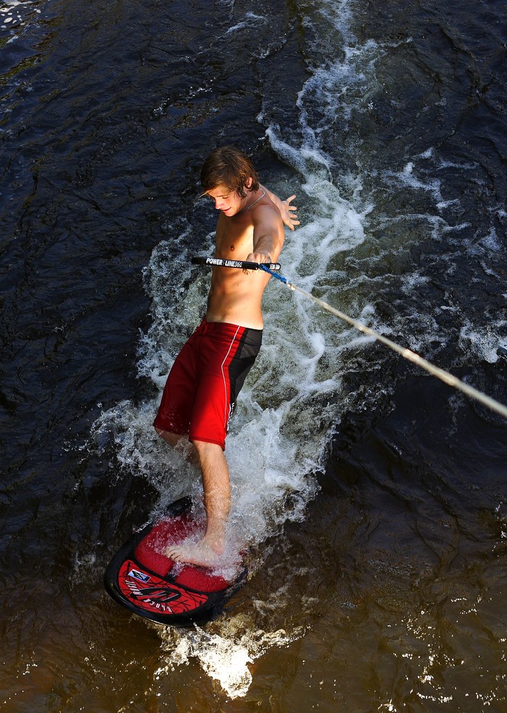 Hängde upp en lina i en bro å surfa lite motstr�. Foto: Jacob Sehlin. Åkare: Eric Clark.