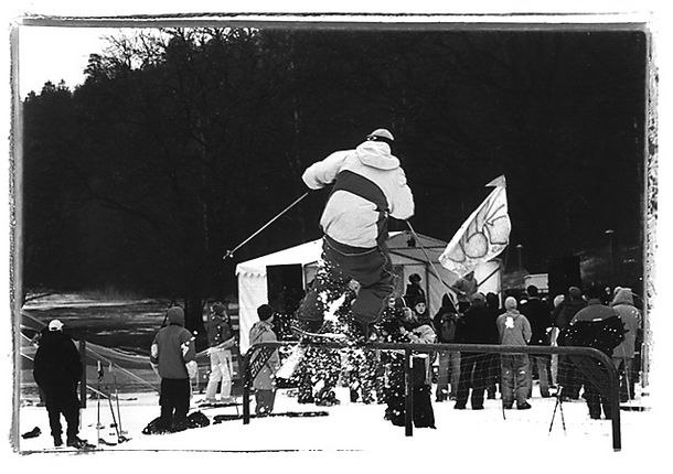 Skidåkare slipar skidorna,
film gubbe filmar och. Åkare: D B.