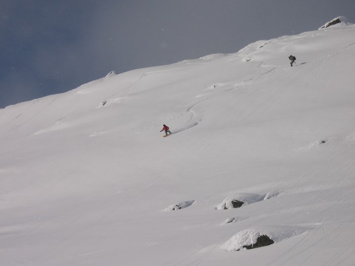 Tv Åre filmar ett skönt brädåk. Foto: Ville berg-Malmborg. Åkare: Indianen.