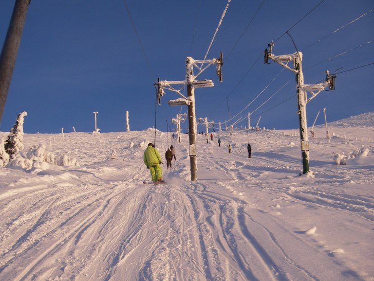 liften upp mot toppen. vinterkänsla?:). Foto: Jesper Olsson (me). Åkare: wille Falk.