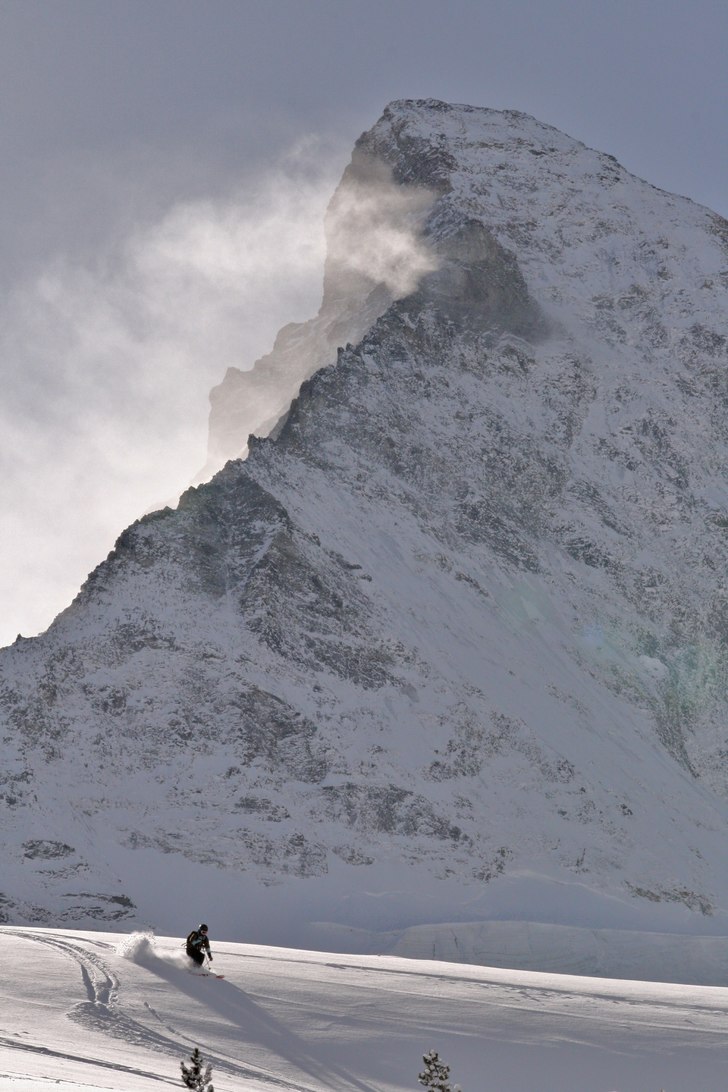 Mäjestätiska Matterhorn i bakrunden, frippa fram. Foto: Adam Jonsson. Åkare: Frida Alderin Harling.