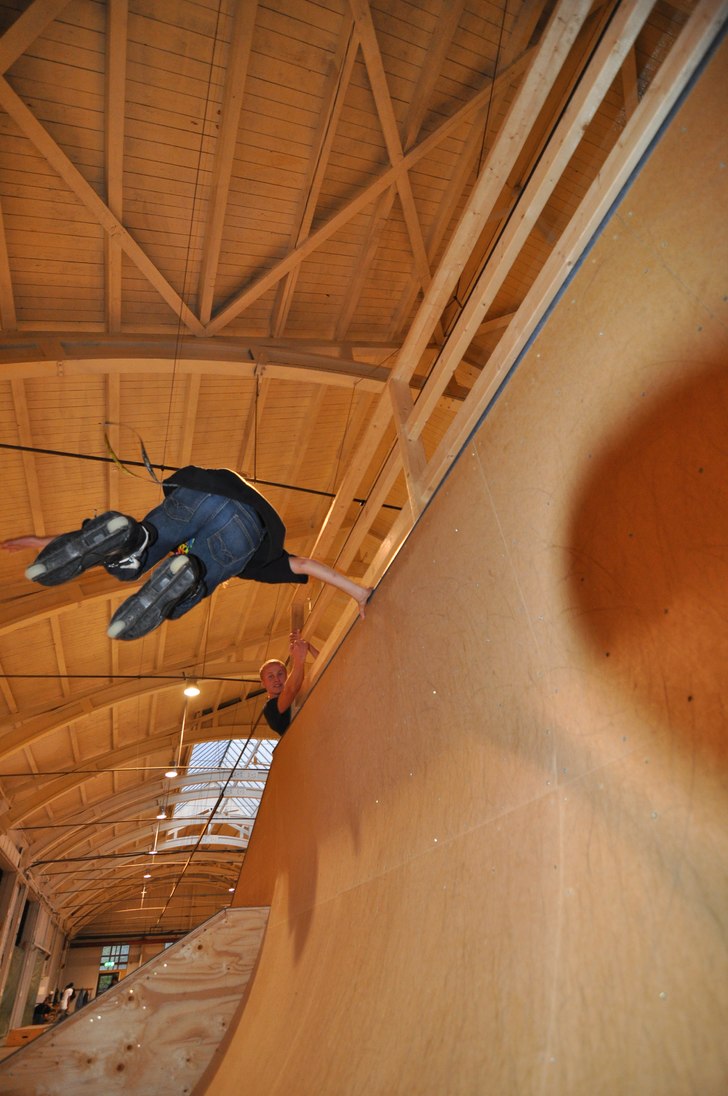 Jag gör Handplant. Foto: Emil Åkerström. Åkare: Max Joners.