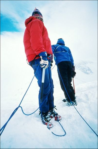 stefan palm och anna sjögren på topp vid narvik. Foto: David Elmfeldt. Åkare: Stefan Palm och Anna Sjögren.