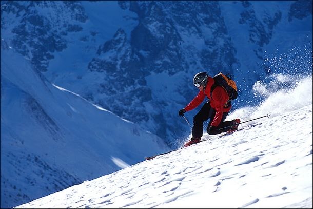 Ola Wihlborg surfar, col de lautaret, frankrike. Foto: David Elmfeldt. Åkare: Ola Wihlborg.