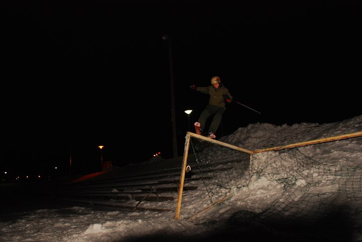 rail på ett fotbollsmål. kreativitet!. Foto: David Klasson. Åkare: Elias , Jag.