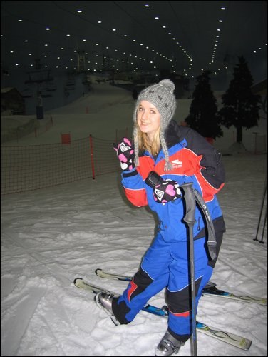 Inomhus åkning i Ski-Dubai. 5 minus grader inomhu. Foto: Marcel Burch. Åkare: Cilla Kjellberg.