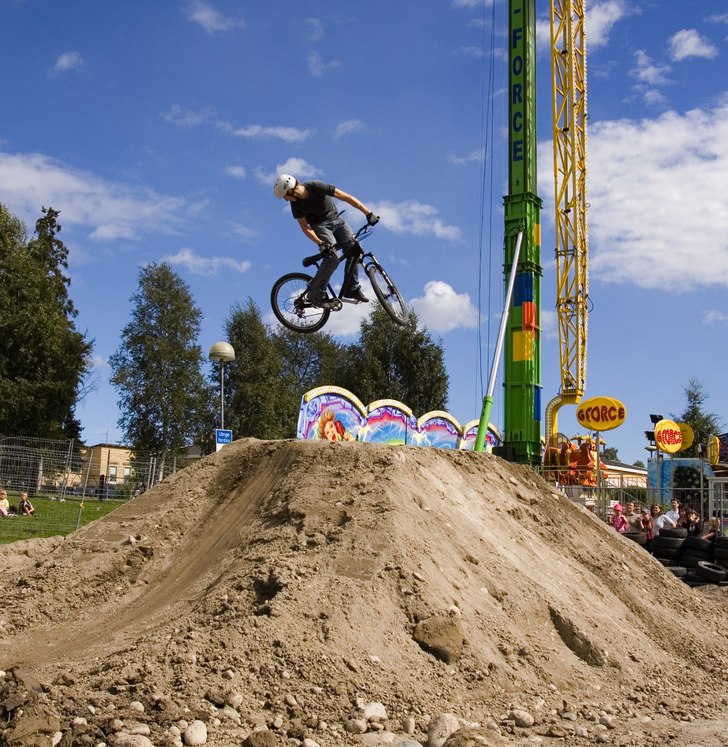 360 under piteå dansar och ler. Foto: Johan Wennerström. Åkare: Jens Nyström.