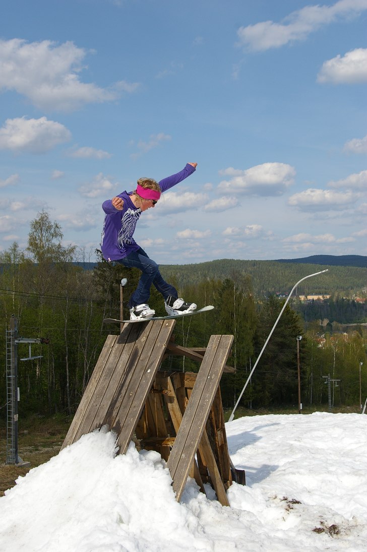 Andreas på Bänken med en feeeeet rock to fakie. Foto: Filiph Näs. Åkare: Per Erik Andreas Axelsson.