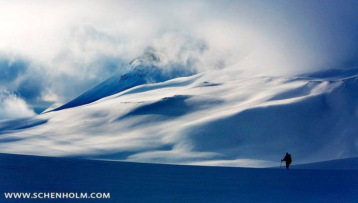 Splitboard tur langt inn i fjellheimen i Nallo, Sv. Foto: Fredrik Schenholm. Åkare: Daniel Furberg.