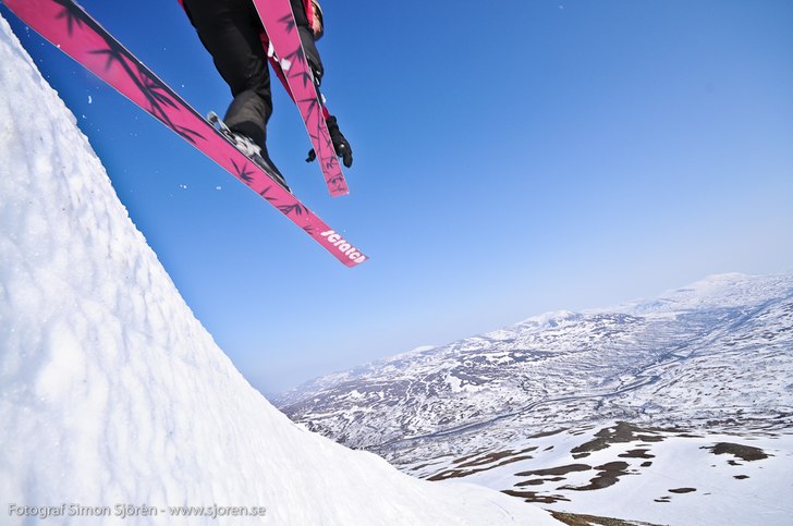 Dropp ner från Turisttoppen på Getryggen.... Foto: Simon Sjörén www.sjoren.se. Åkare: Lina Heinevik.