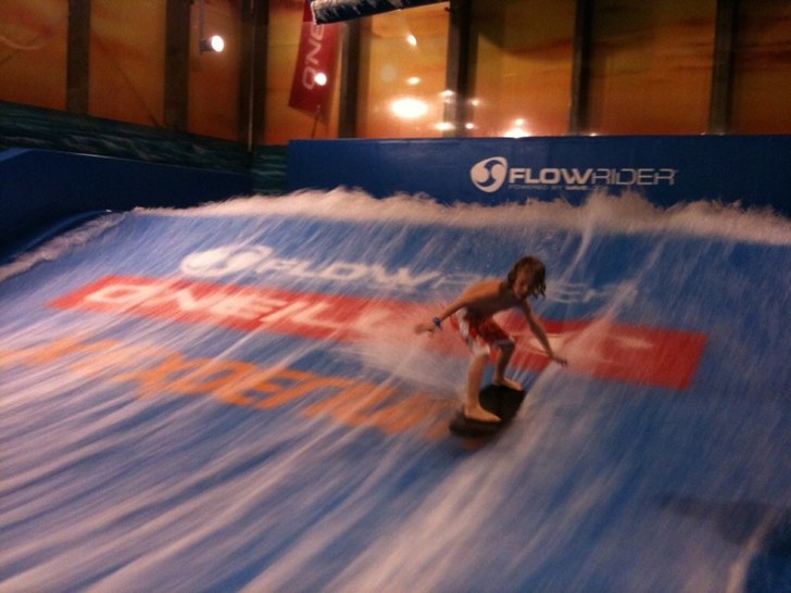 min första surf i Experium ..........det gick bra. Foto: Peter. Åkare: Lucas Söderberg.