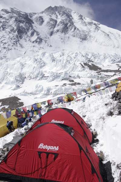 Foto: Fredrik Schenholm. Åkare: 26 april. ABC på 6400 meter: Våra tält med Mount Everests topp i bakgrunden..