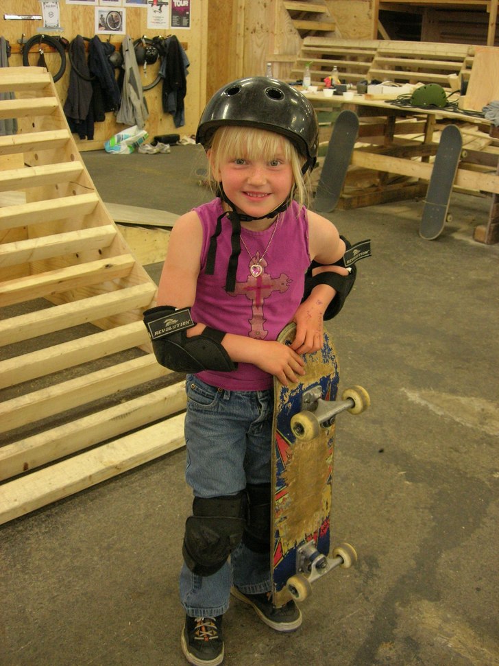 Ammie bara 6år i full mundering. Den yngsta skejt. Foto: Malin Sjödin. Åkare: Ammie.