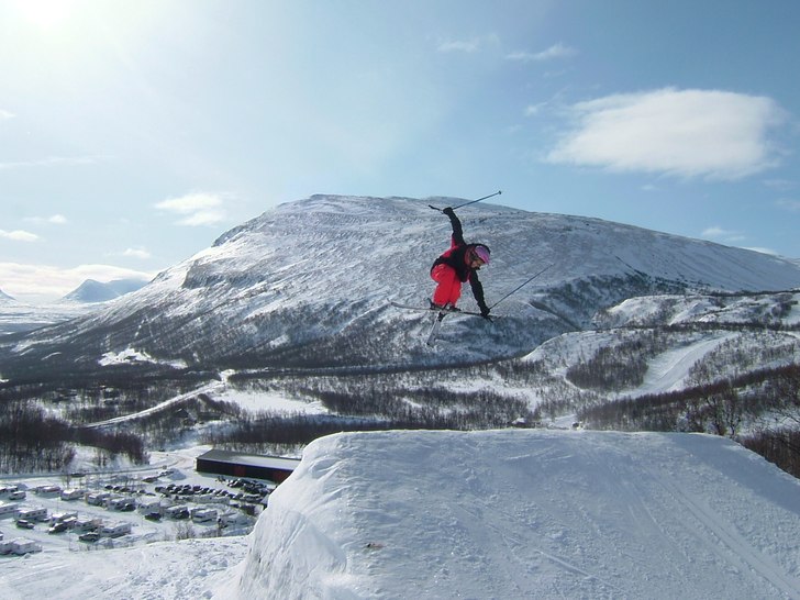 handpålägg på skidans främre del samtidigt som. Foto: tobias johansson. Åkare: elias.