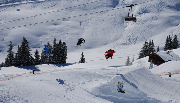 Line av tre snowboardåkare. Foto: Johan Svensk.