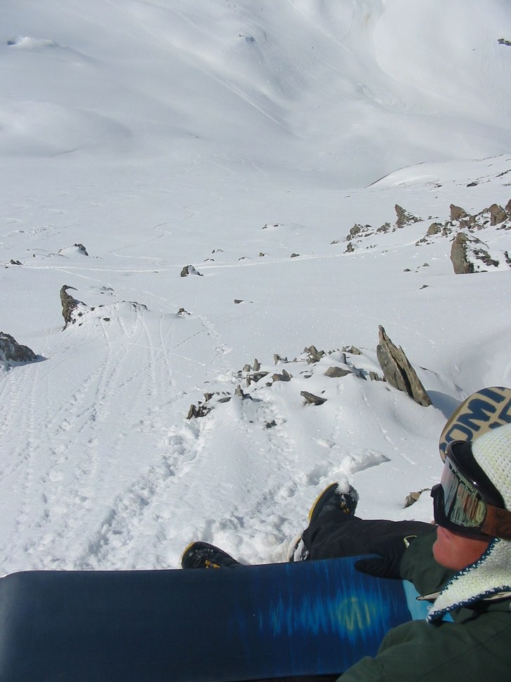 Innan ett stenigt men bra åk nerför kullen... Foto: Björn. Åkare: Samuel.