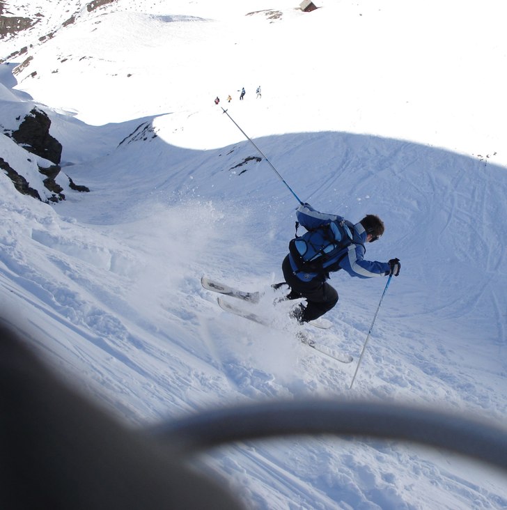 Anders pekar ut den egentliga åkriktningen.. Foto: Christian Johansson. Åkare: Anders Johansson.