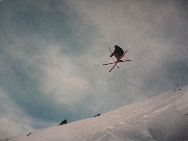 1995.. Bredvid en tjoande lift.... Foto: Patrik Gabrielsson. Åkare: Thomas Ögren.