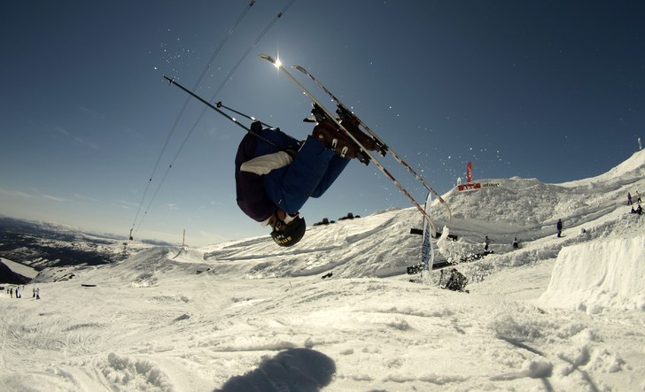 En frontflip på första röda platån. Bajar uppo. Foto: Anton Lundborg. Åkare: Anton Villberg.
