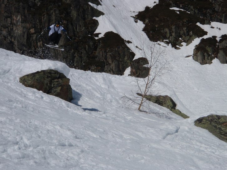 Ett litet drop på en översnöad sten i Chamonix. Foto: Olle "farsan" Wadsten. Åkare: Marcus W.