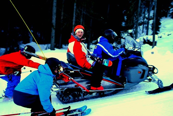 Filmat parken i stöten och är nu på väg upp ig. Foto: Peter Isaksson. Åkare: Marcus Allerhed, Erik Nordin, Mattias Johansson.