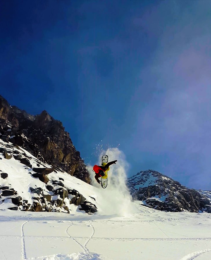 Backflip, sol och nysnö. Foto: Håkan Bolsöy. Åkare: Alfred Bolsöy.
