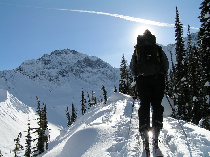 Topptur i Rogers Pass. På väg upp i Bonnie Trees. Foto: Johan Olofsson. Åkare: Johanna Mörk.