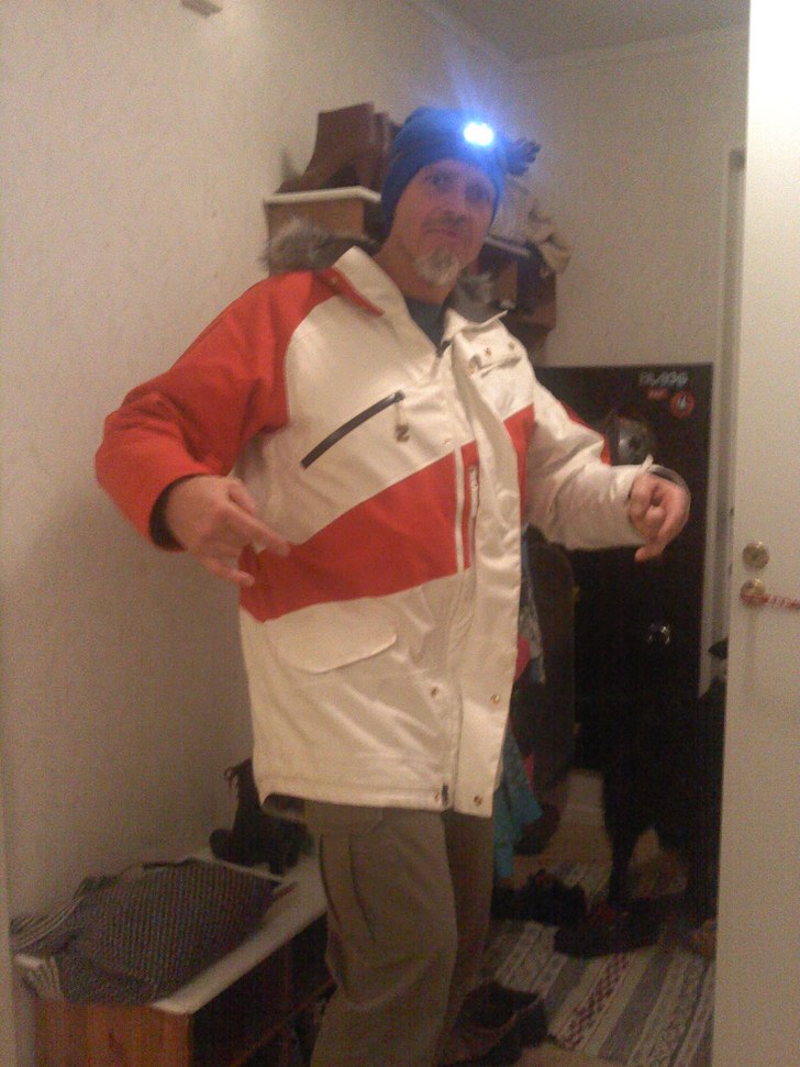 pappa med kevins gangsta suit. Foto: max. Åkare: pappa.