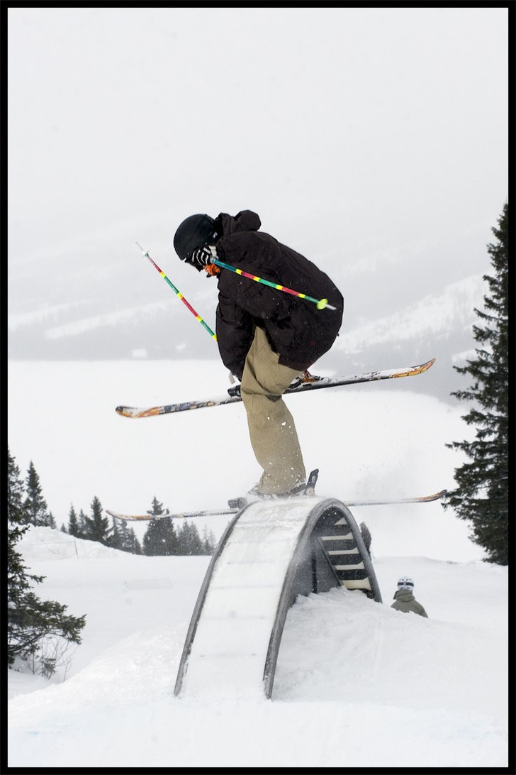 skutt me grab å en skida på boxen 

¨Tack And. Foto: Andreas Timfält. Åkare: Staffan Zackrisson.