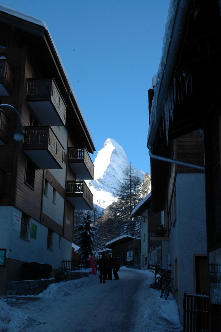 Matterhorn sett från byn.. Foto: Andreas Rinderskär. Åkare: Matterhorn.
