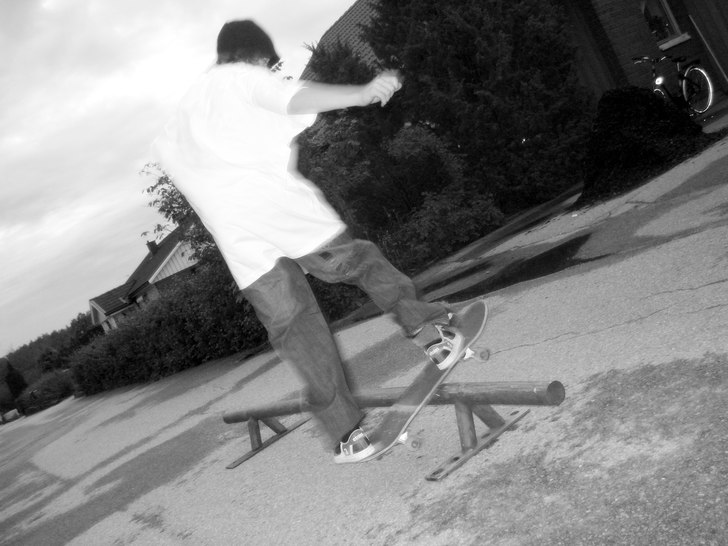 Skateboard åkning några timmar efter skyfall. Fs. Foto: Hannes Raninen. Åkare: Hannes Karlsson.