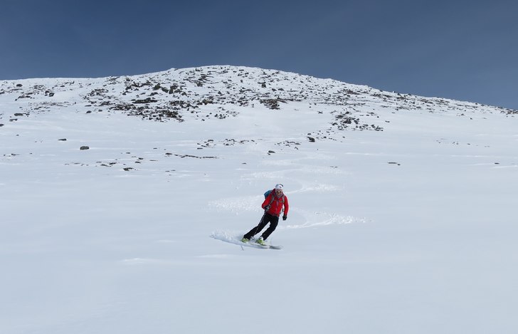 Getens hajar. Här njuter skidåkaren av snön men. Foto: Mattias Skantz.