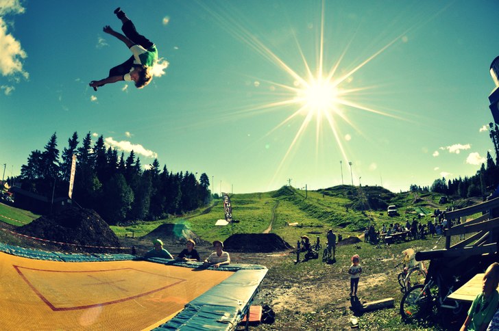 En random kille gör sjuka grejer på en trampolin. Foto: Joel Ericsson. Åkare: Ingen aning..