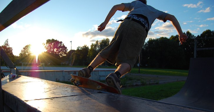 Skate i bonnhålan. Foto: Viktor Bjurlid. Åkare: Elias Haglund.