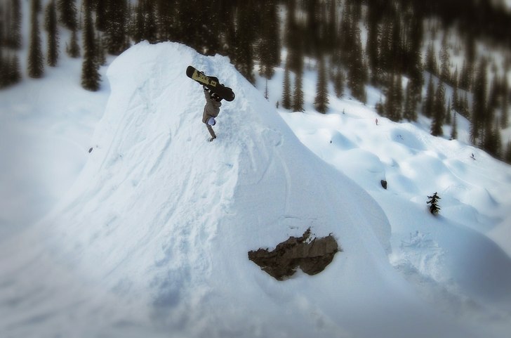 2nd try hand-plant on the roCk! . Foto: Peter Harvieux. Åkare: Criag Williams.