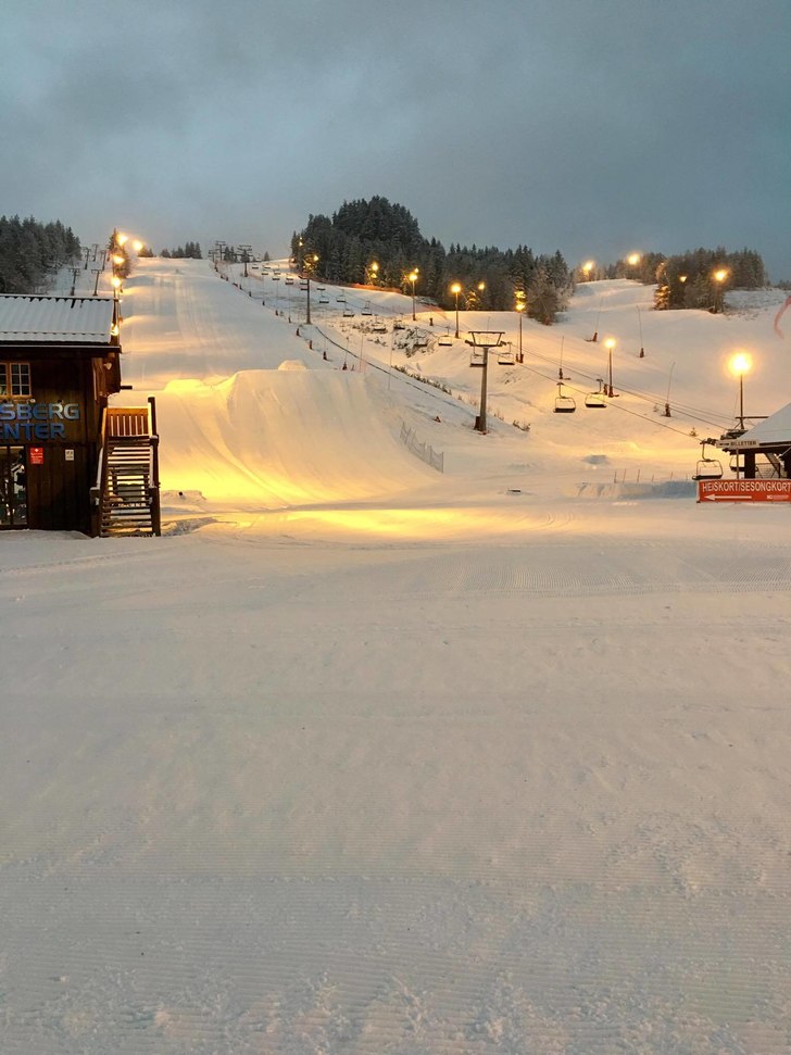 Perfekt dag for en tur i bakken!
-1 grad, overskye.
