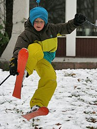 Första snön. Testar mitt nya gupp i trädgården. Foto: Lina Sundberg. Åkare: Loe Eriksson.