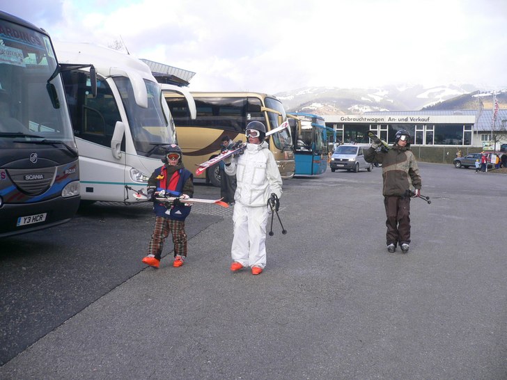 glider till bussen efter en sköön dag på berget. Foto: nån. Åkare: Jag och bror.