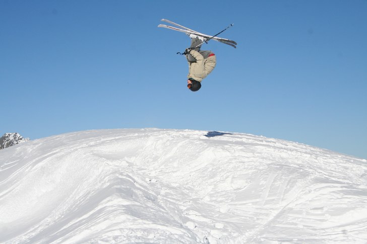 Ännu en av mina första backflips. Foto: Lars Croy. Åkare: Joakim Croy.
