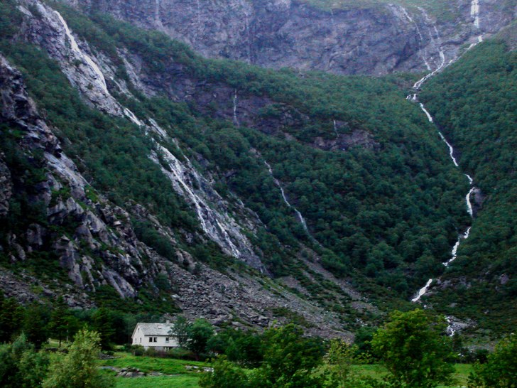 Vidars hus i Dyrdal. Foto: Frida.