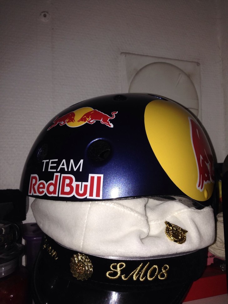 min nya Red bull hjälm !! :). Foto: TEAM. Åkare: calle holmgren.