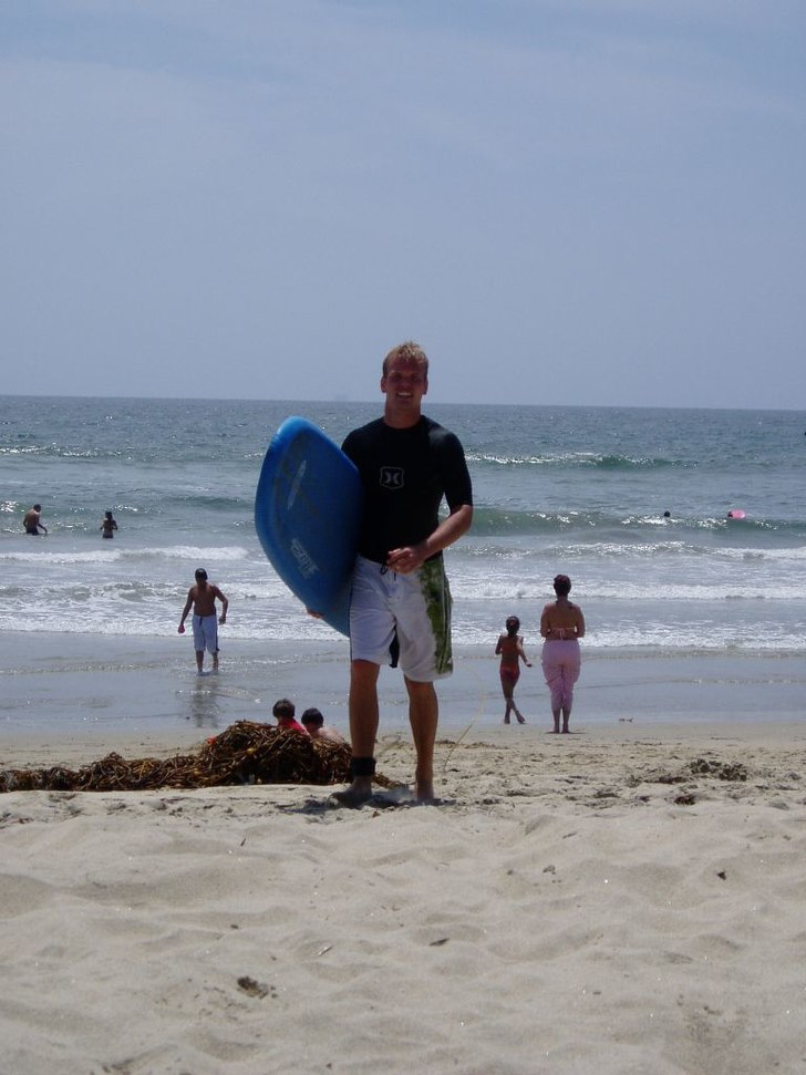 Jag pa stranden efter att ha surfat vid piren. Foto: Cory. Åkare: Christoffer.