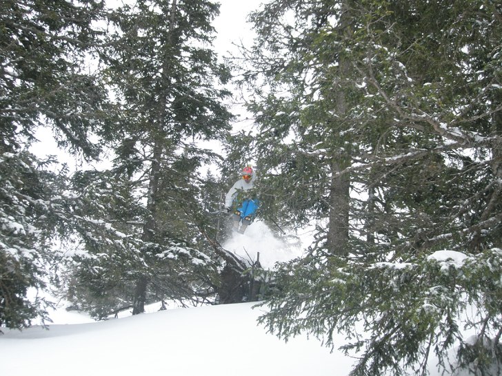 Flyger i Kitz. Foto: Richard Steenvorde. Åkare: Mattias Ohlsson.