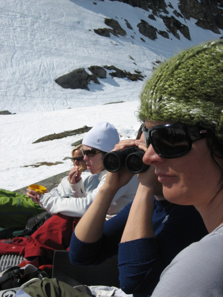 Hela gänget sitter uppradade för att kolla NM i . Foto: Emma Karvonen. Åkare: Gänget.