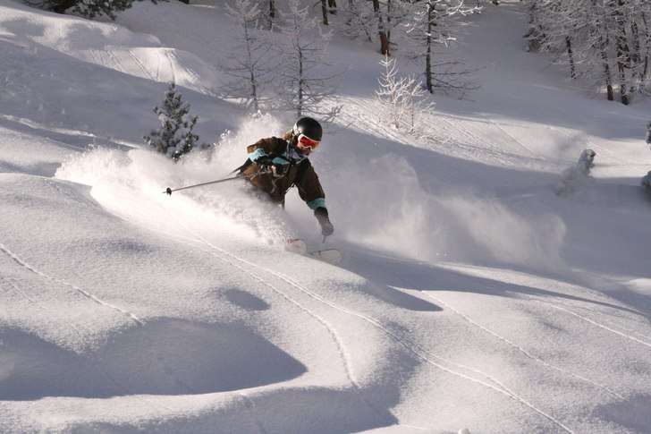 Frida pumpar nysnön i skogen. Foto: Adam Jonsson. Åkare: Frida Alderin Harling.